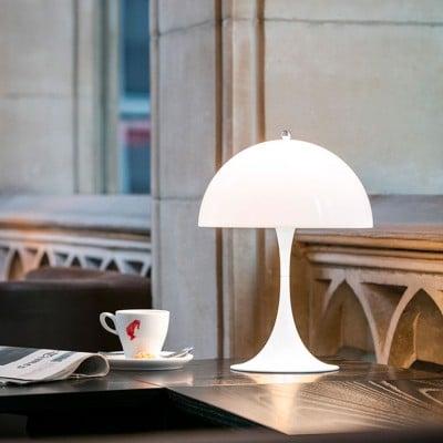 Półkulista przenośna lampa stołowa Panthella S111