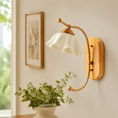 Vintage wandlamp met keramische kap en bloemenmotief, houten kap T3065