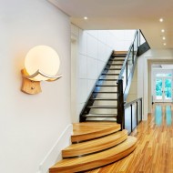 Nowoczesna drewniana lampa ścienna do wnętrz