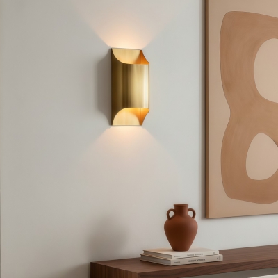 스코니크 스타일리시 브라스 벽걸이 조명 - 미니멀 디자인의 건축학적 프로필을 갖춘 현관용 벽걸이 조명 T1105