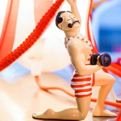 American Retro Circus Strongman Table Lamp – Vintage Accent Light for Bedroom S394