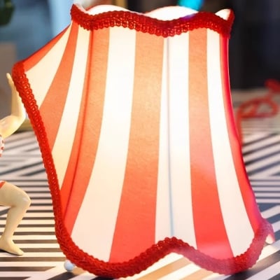 American Retro Circus Strongman Table Lamp – Vintage Accent Light for Bedroom S394