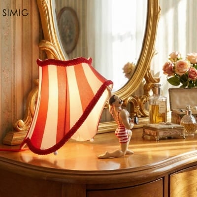 American Retro Circus Strongman Table Lamp – Vintage Accent Light for Bedroom S394