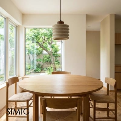 Lampada a sospensione in travertino con cilindro a coste e accenti in legno S265