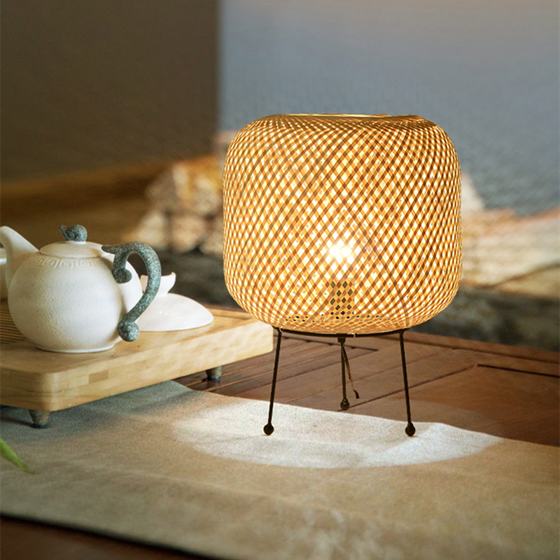Pionowa lampa stołowa o wysokiej siatce z bambusa