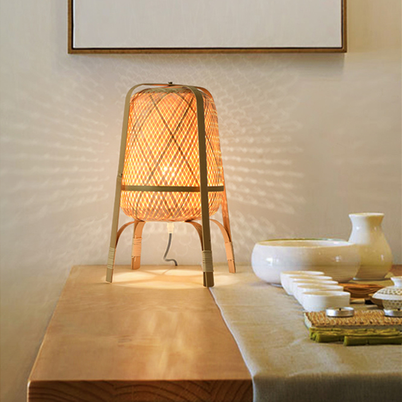 Pionowa lampa stołowa o wysokiej siatce z bambusa