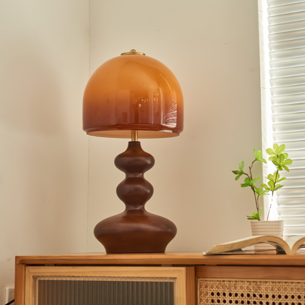 Vintage Amber Glass Lampshade Wooden Base Table Lamp P077