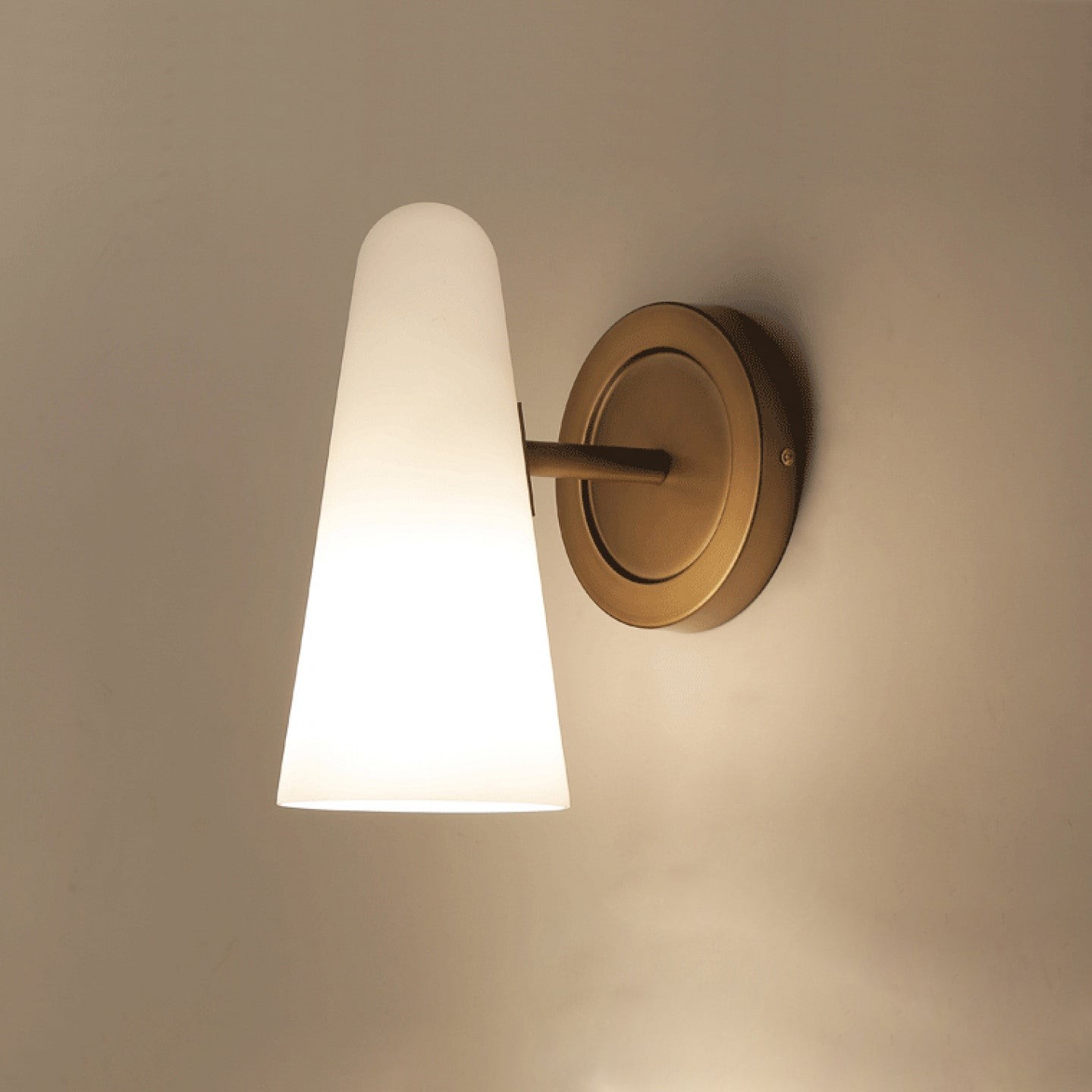 Nordic Simple Light Luxury Brass Wall Lamp M31