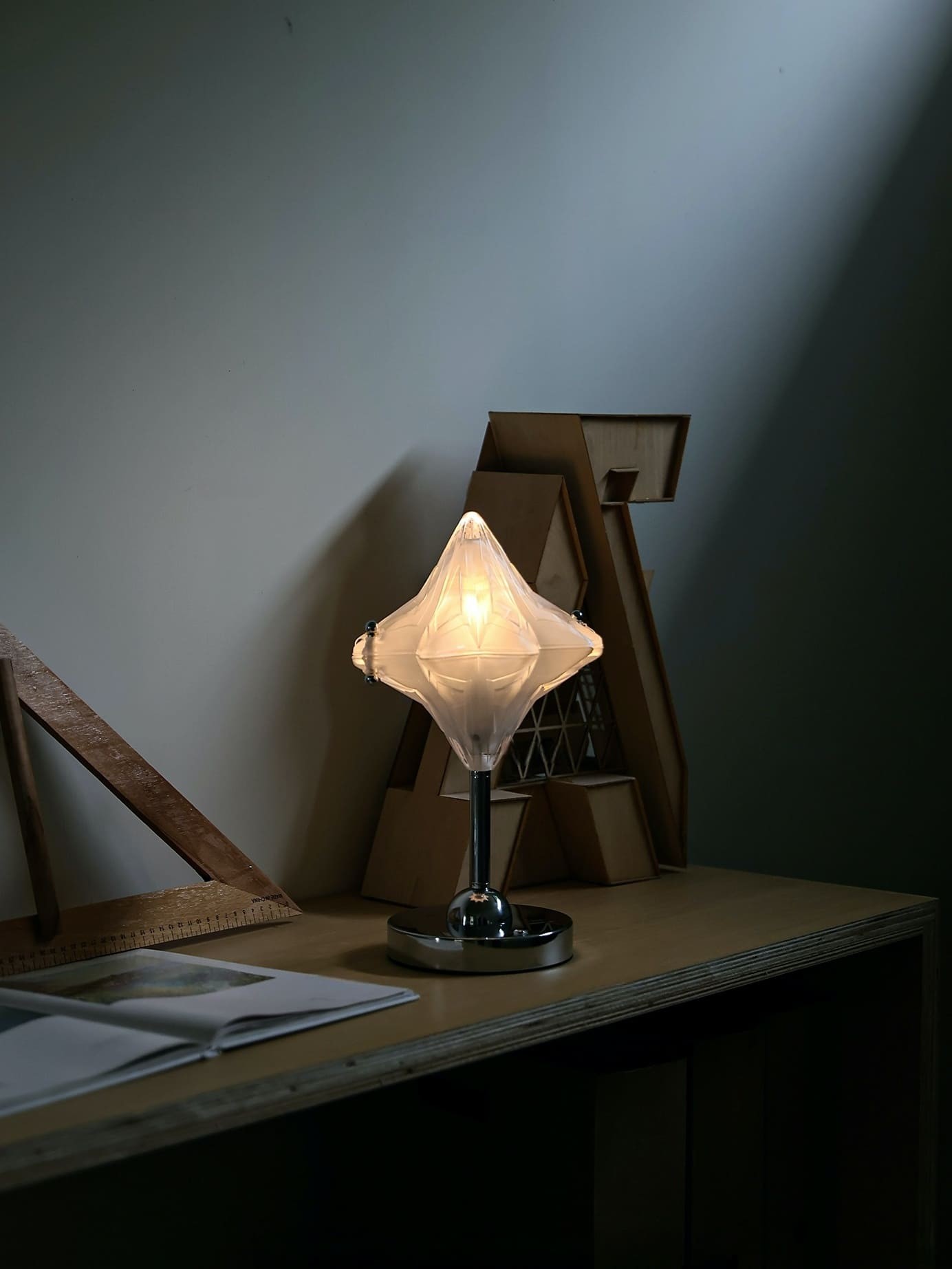 Art Deco Star Table Lamp - Frosted Glass Light for Modern Bedrooms - Astris Lyra T436