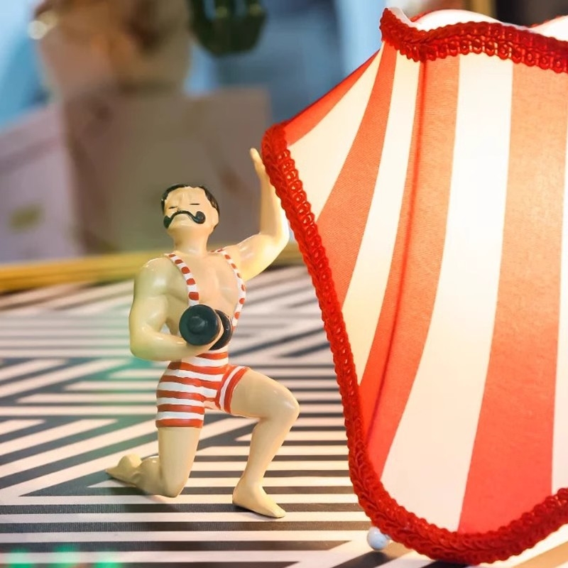 American Retro Circus Strongman Table Lamp – Vintage Accent Light for Bedroom S394