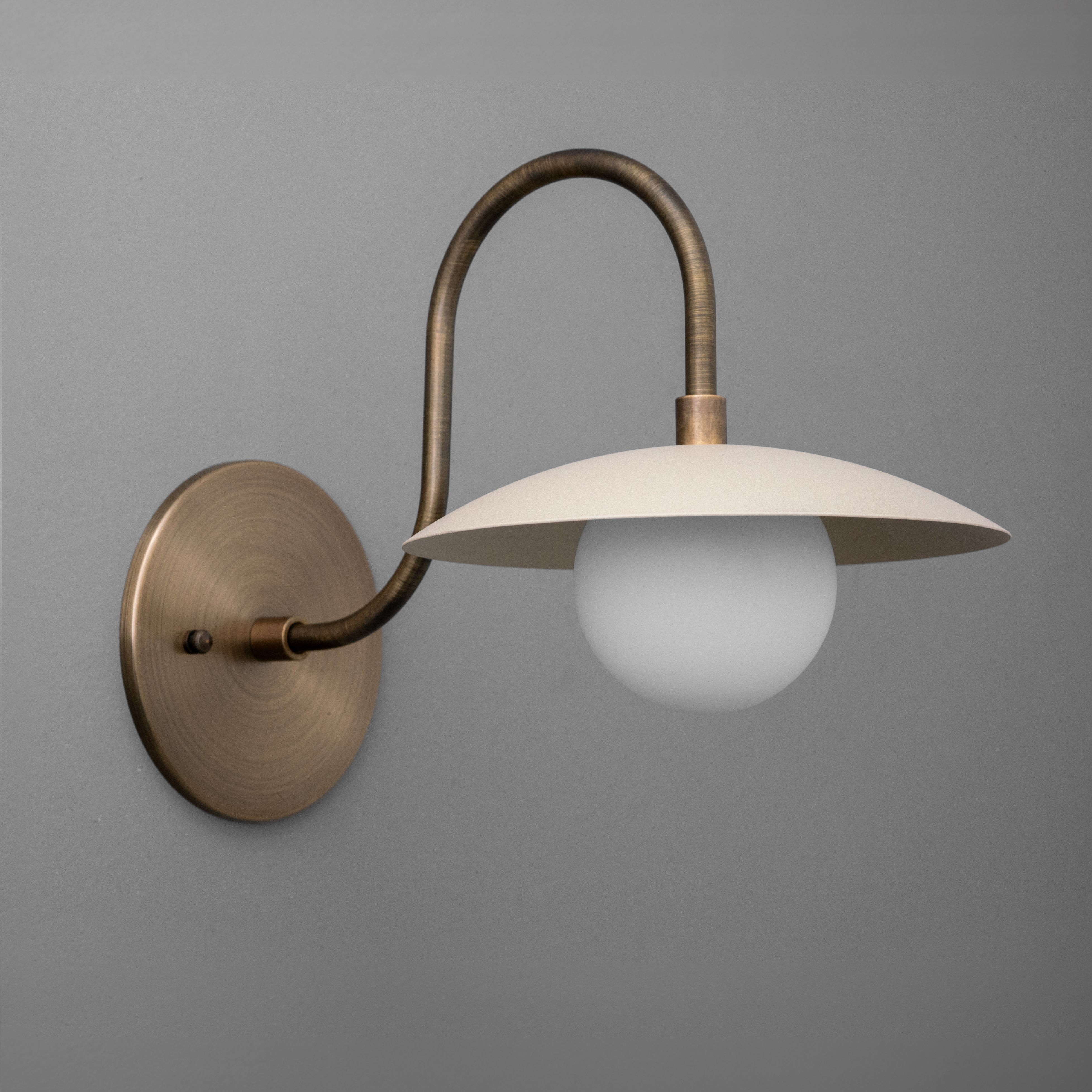 Curva Metal Arched Brass Wall Sconce - Elegant Metal Light for Modern Interiors T411