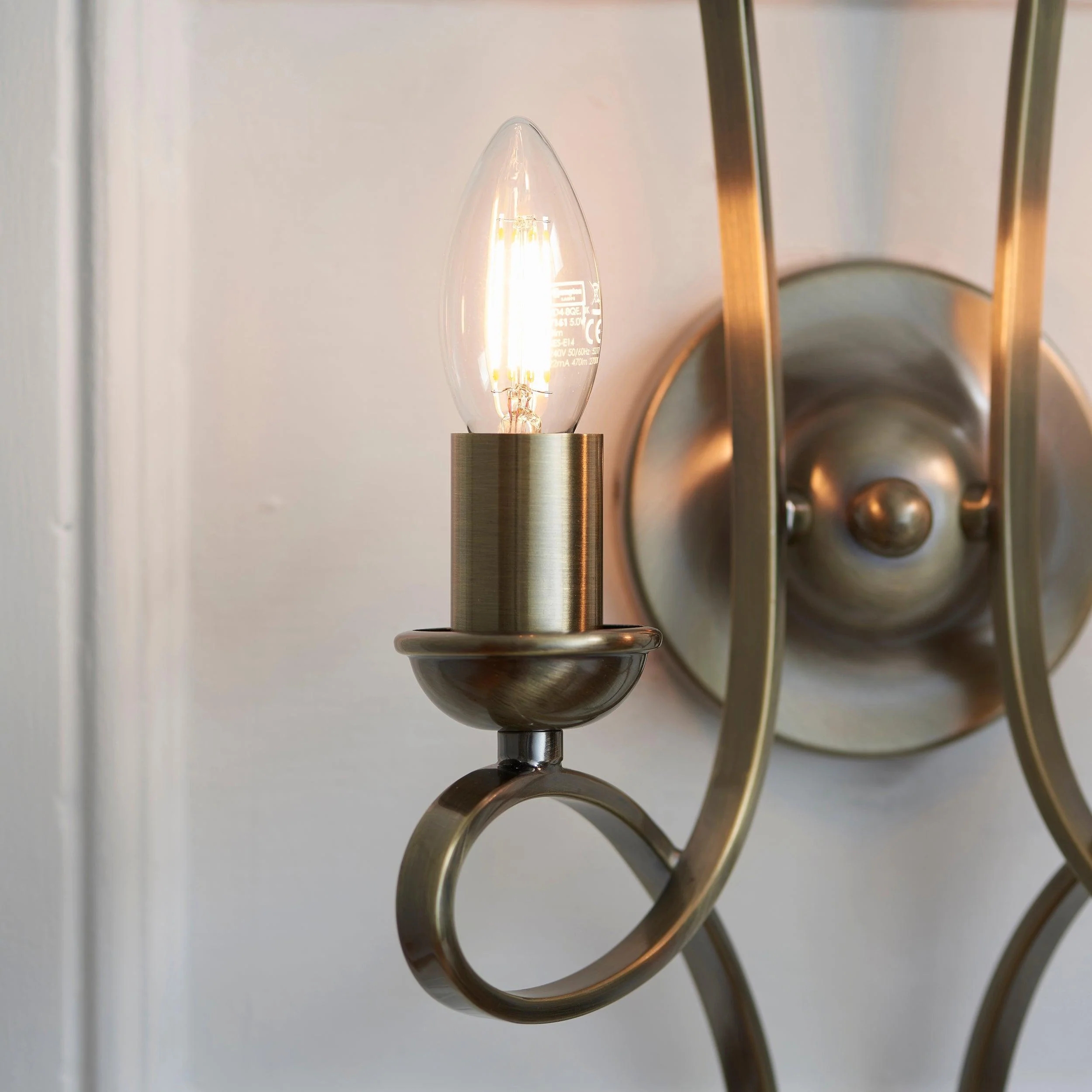Foline Brushed Brass Wall Light - Timeless Wall Sconce for Living Rooms and Hallways T1014