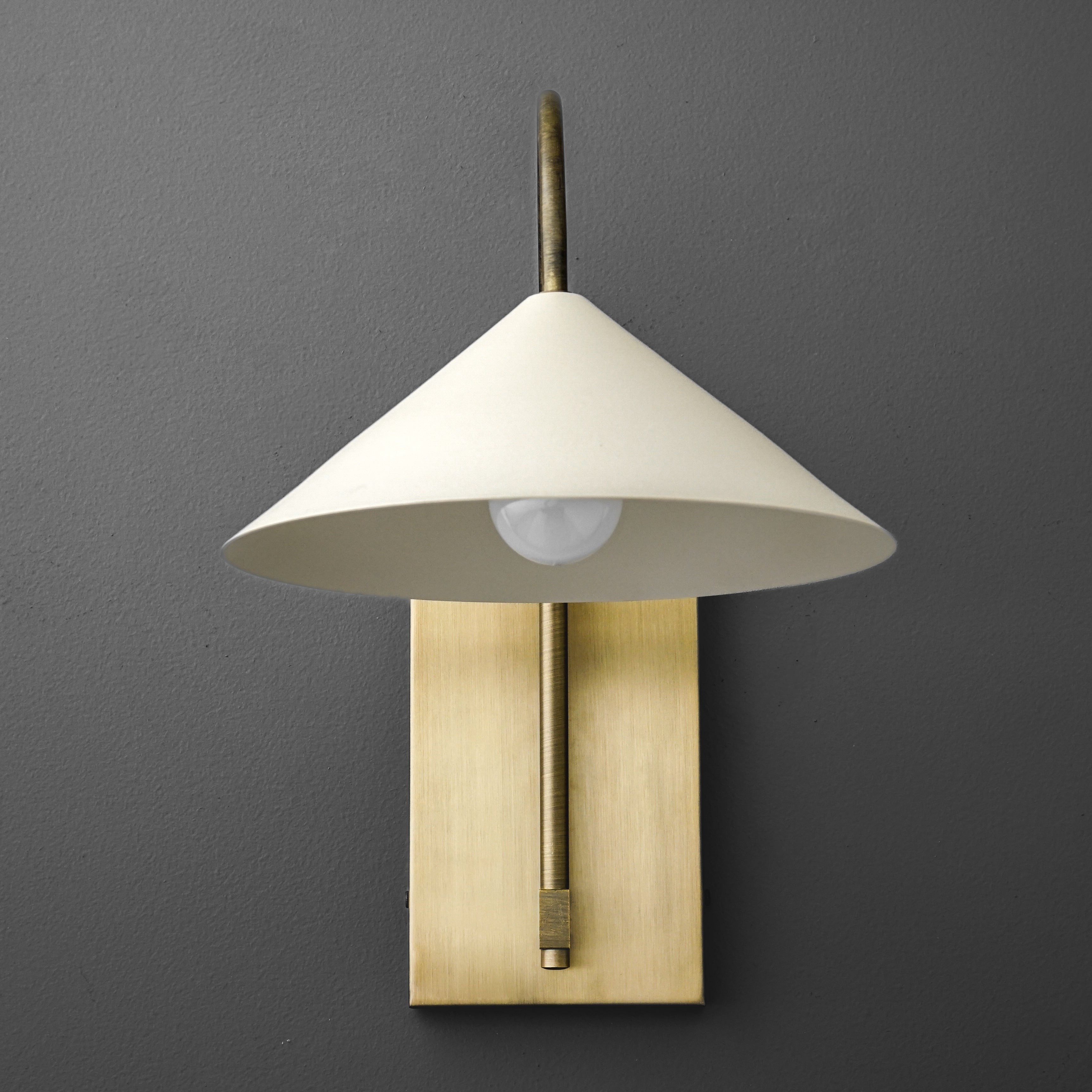 Conique Metal Minimalist Wall Sconce - Sculptural Brass Arch Light for Modern Interiors T400
