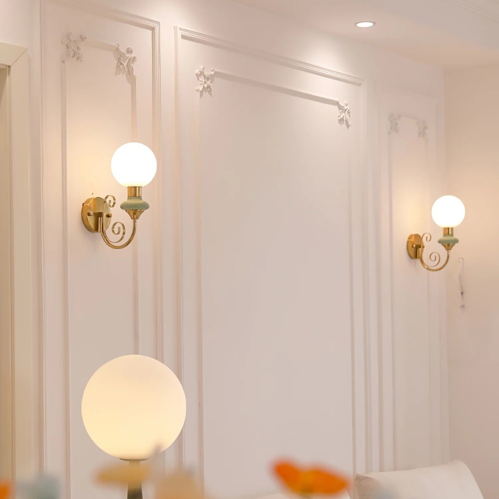 Elegant Wall Lamp with Sculptural Glow and Architectural Form S220