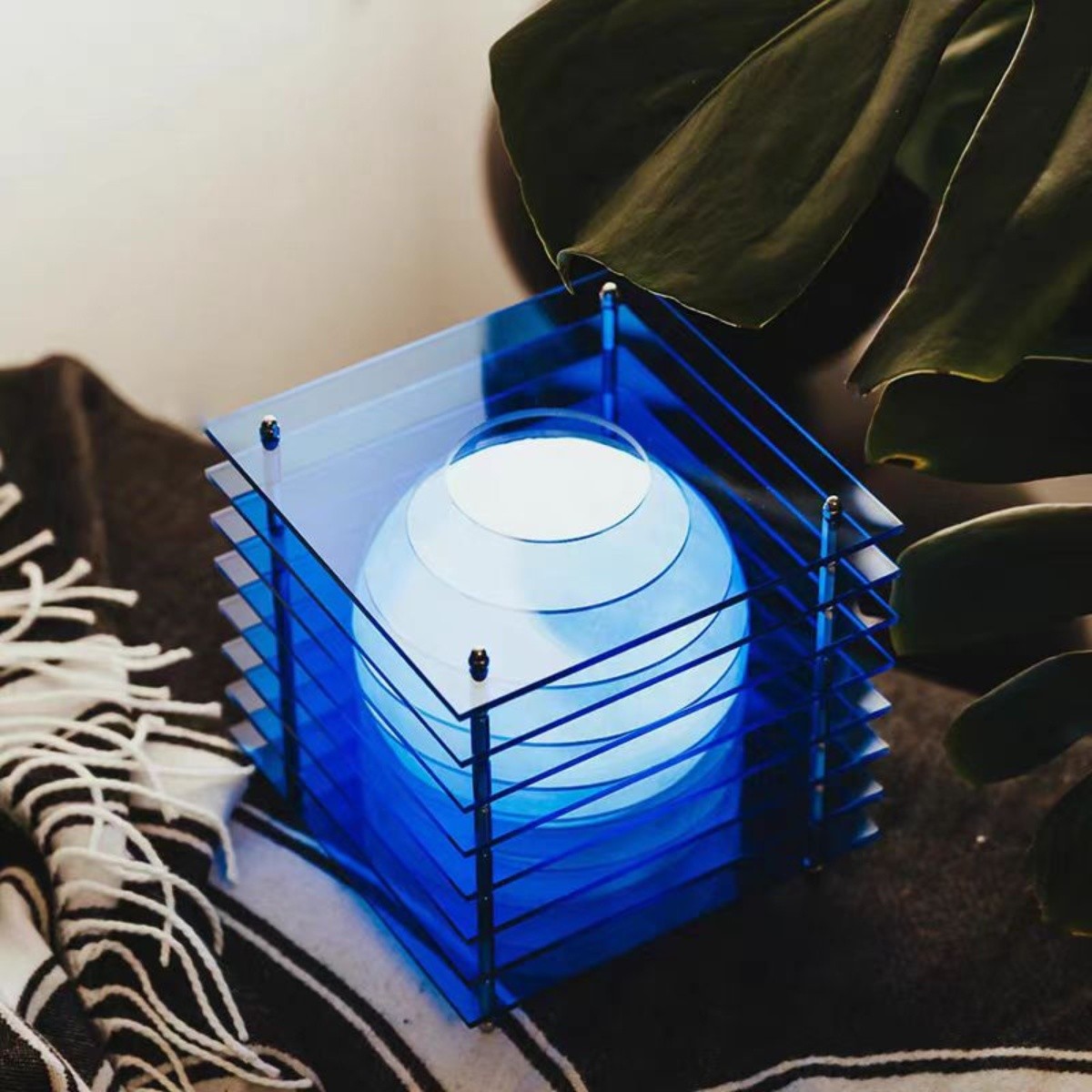 Geometric Moon Cube Lamp – Atmospheric luminous sphere S252