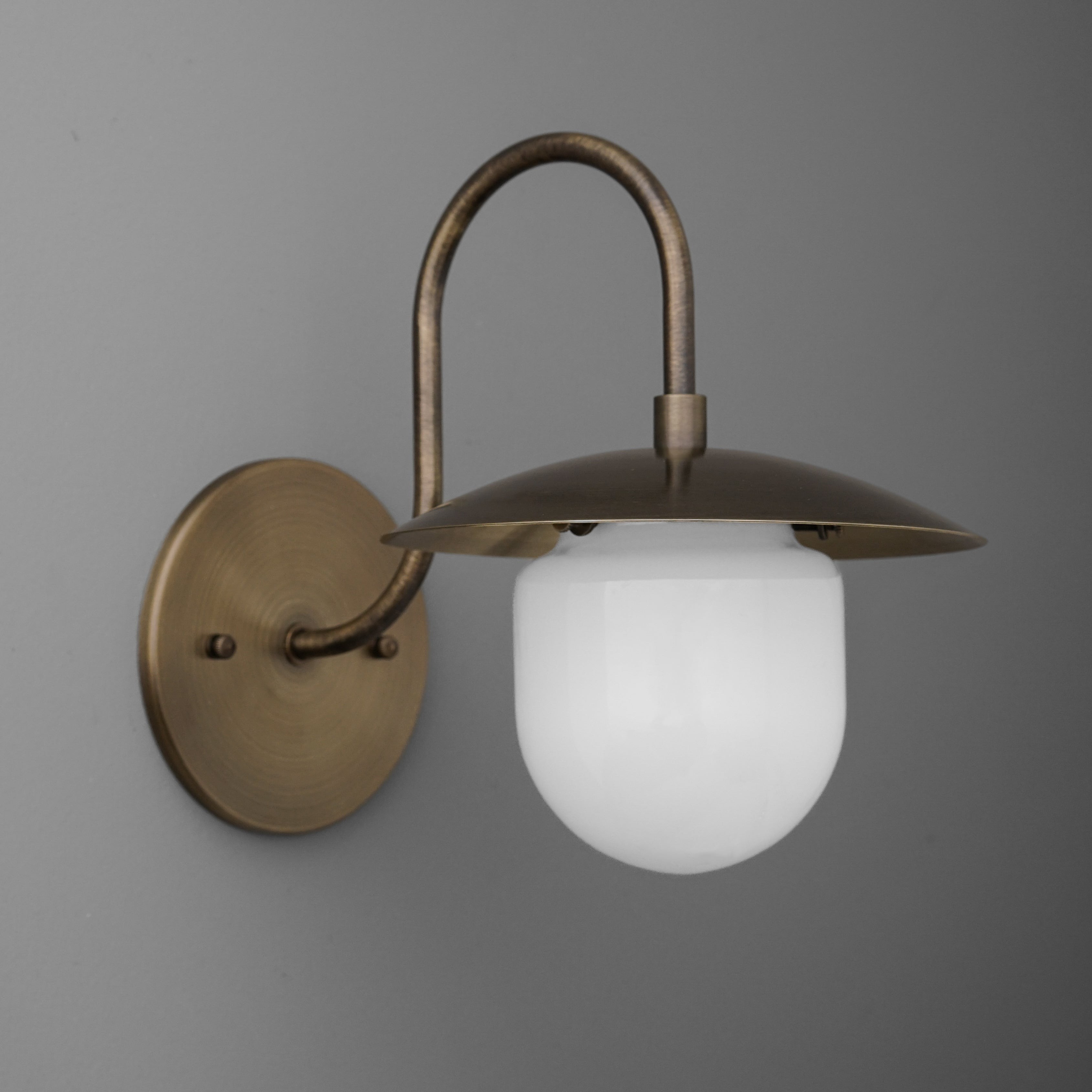Curva Metal Arched Brass Wall Sconce - Elegant Metal Light for Modern Interiors T411
