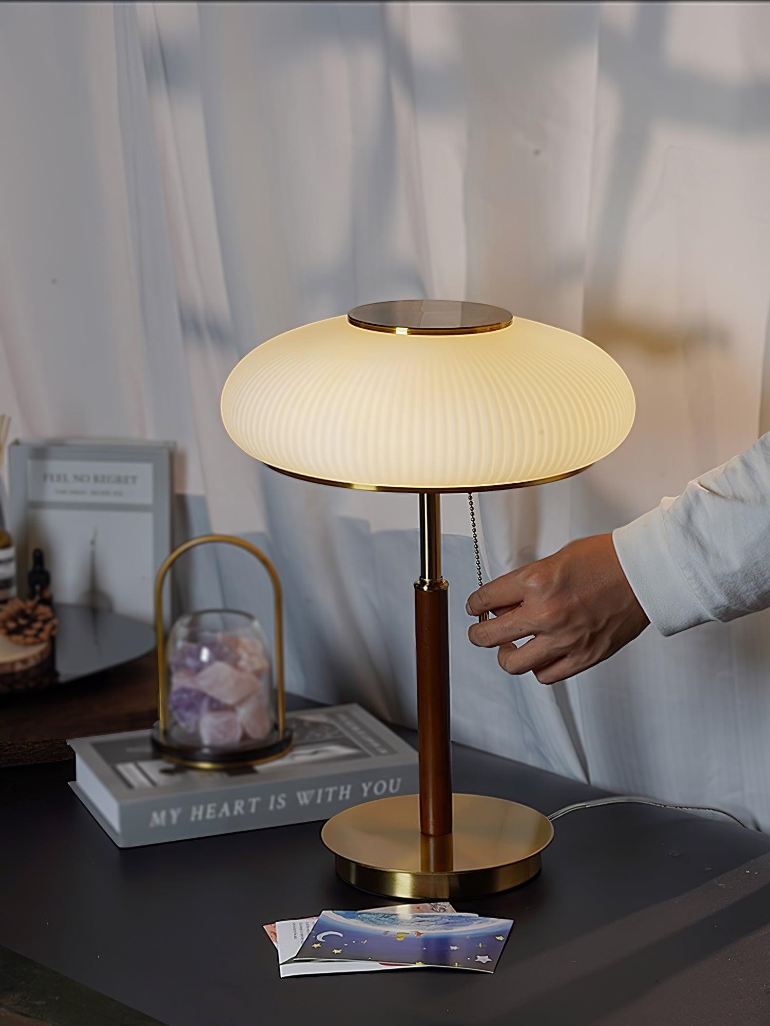 White Beautiful Luxury Fashion Metal Table Lamp M534