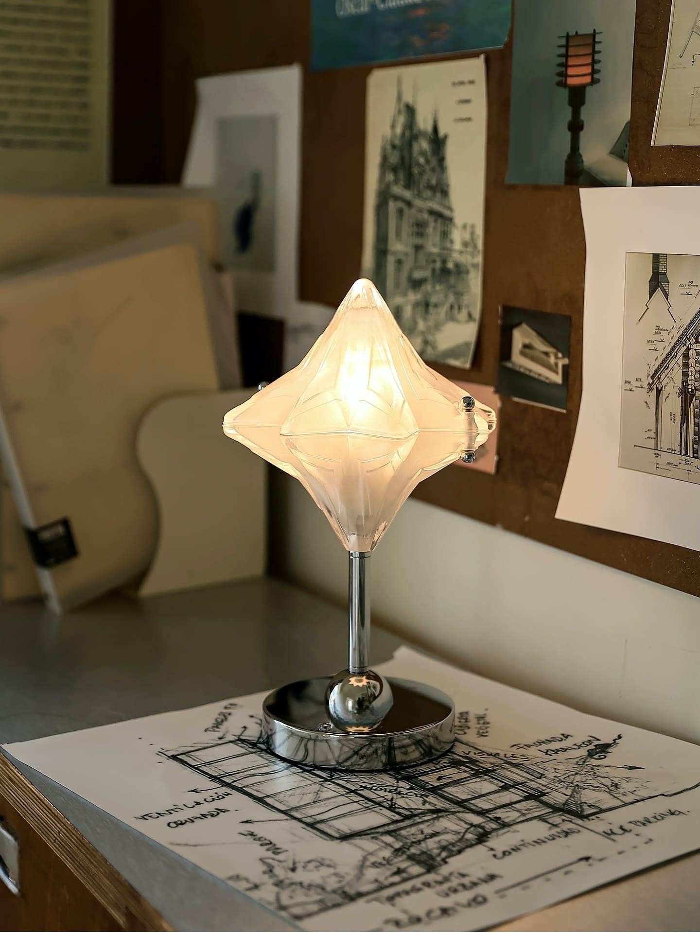 Art Deco Star Table Lamp - Frosted Glass Light for Modern Bedrooms - Astris Lyra T436
