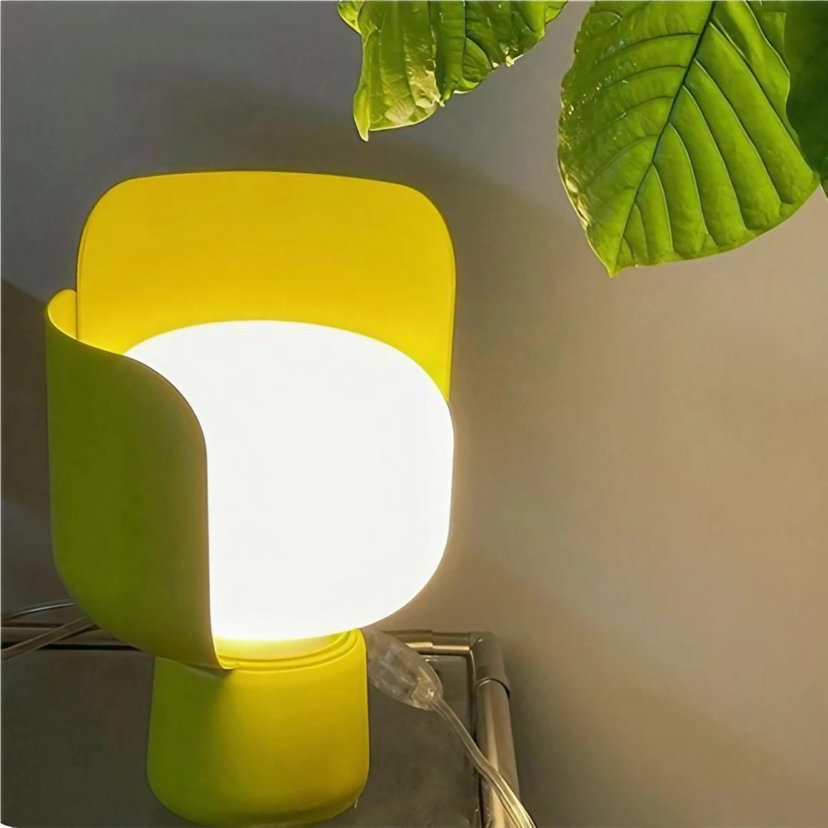 Blom Petal Glass Table Lamp