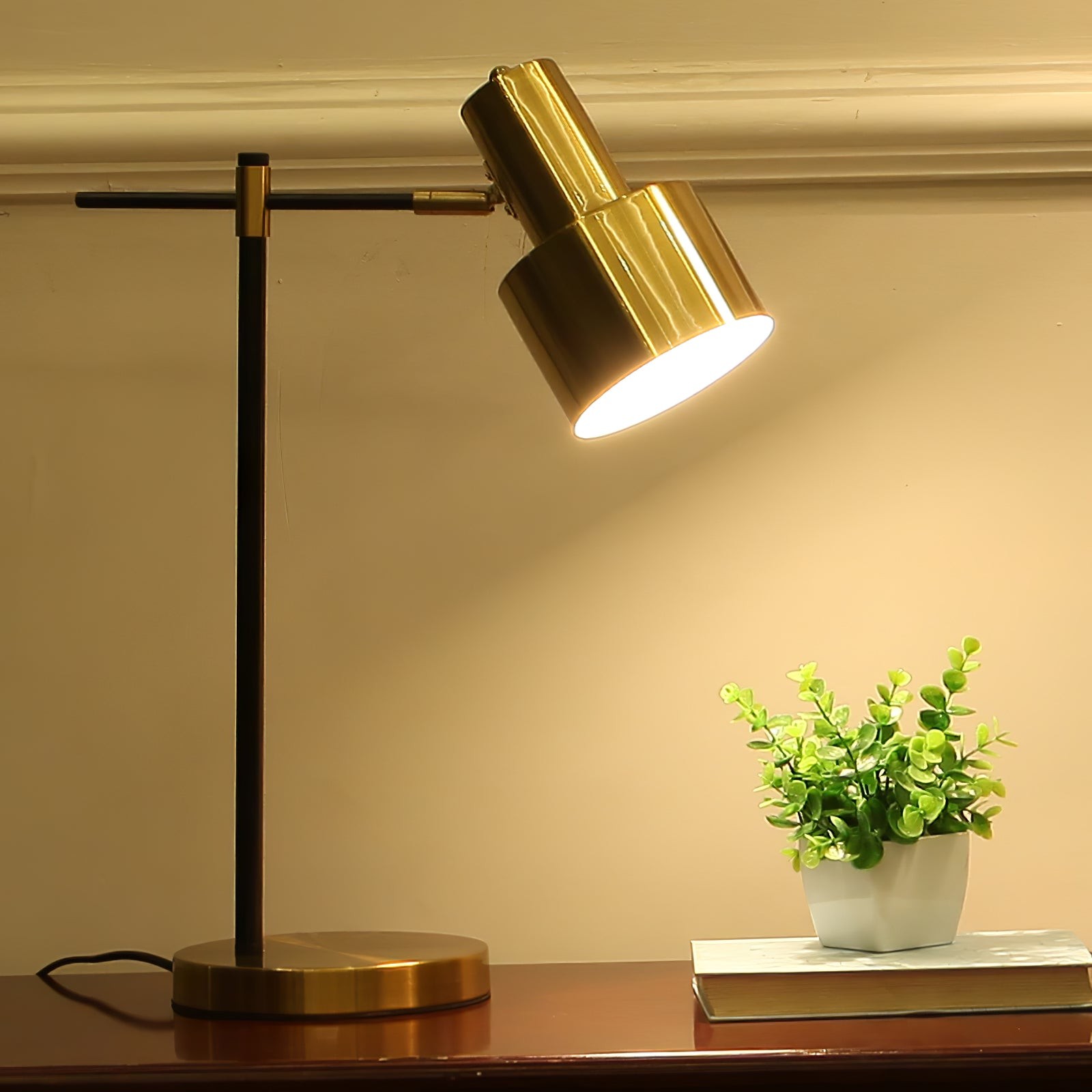 Metal Minimalist Art Deco Table Lamp M441