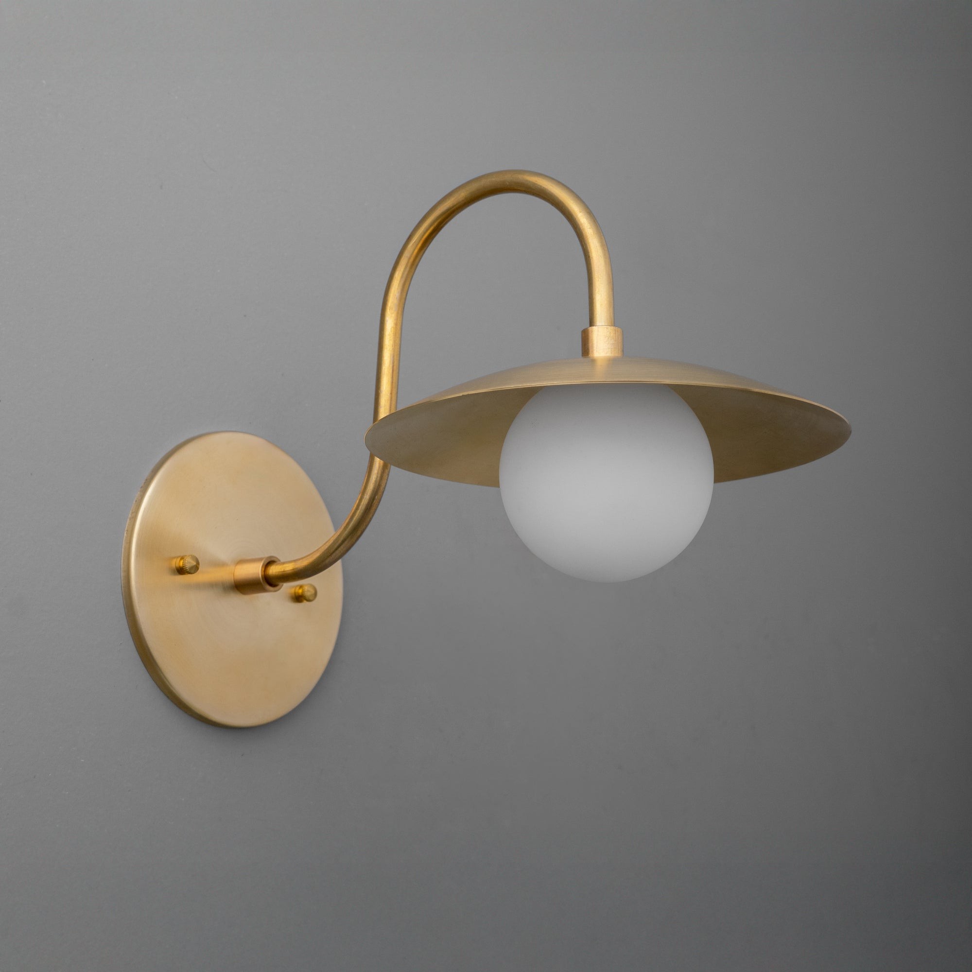 Curva Metal Arched Brass Wall Sconce - Elegant Metal Light for Modern Interiors T411