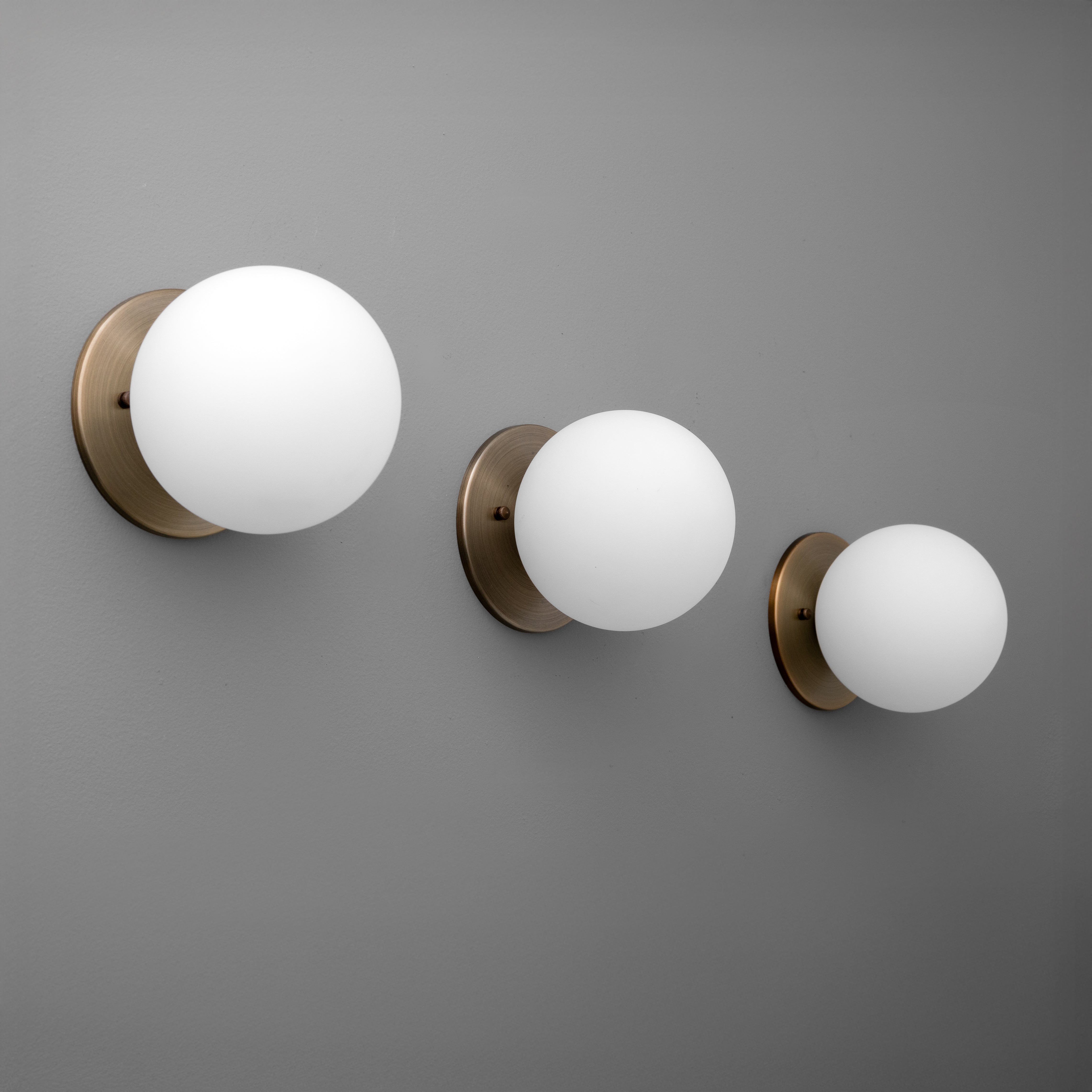 Glorica Glass Brass Wall Sconce - Frosted Globe Classic Light For Warm Ambiance T396
