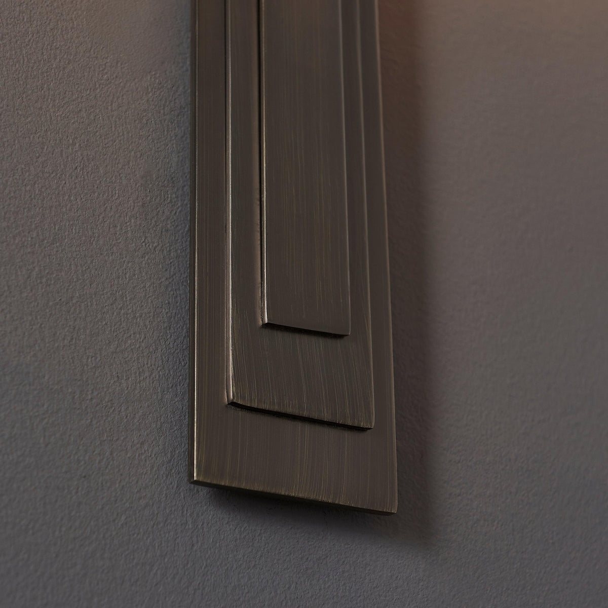 Linexis Vintage-Inspired Wall Sconce with Sculpted Arm Design - Modern Art Deco Style for Hallways & Bedrooms T967