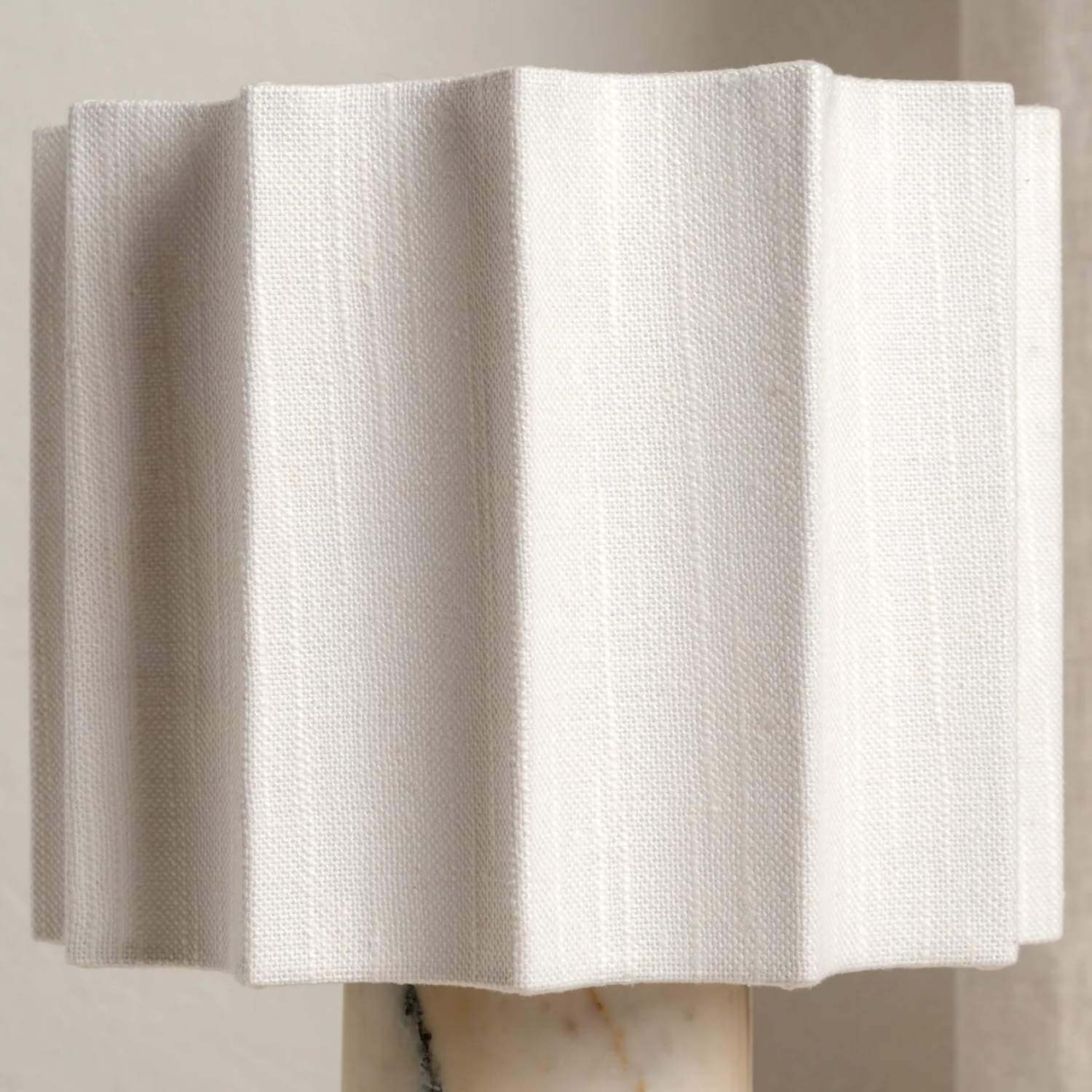 Cavilon Wide Fan Shade Table Lamp – Elegant Ambient Light for Interior T476