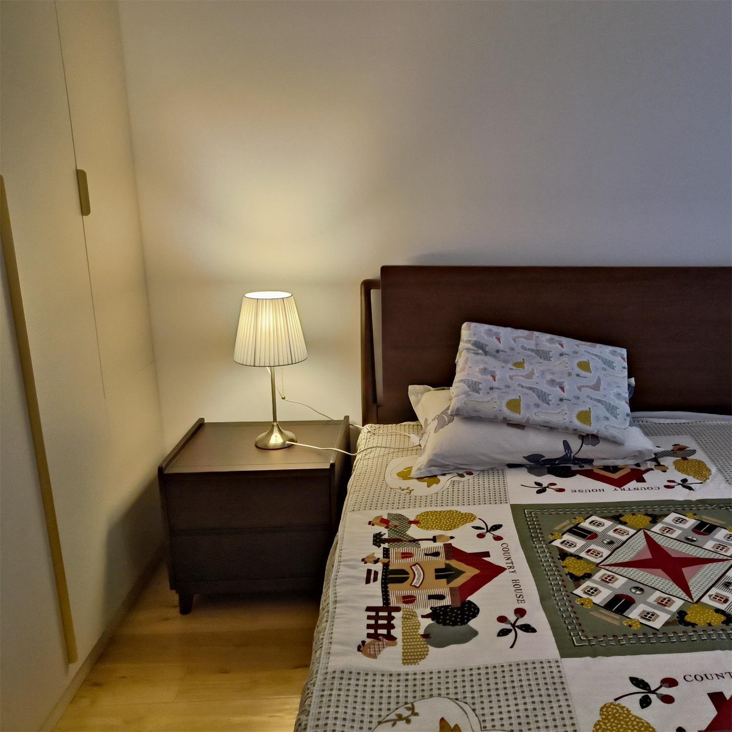 Metal Base Bedside Table Lamp M576