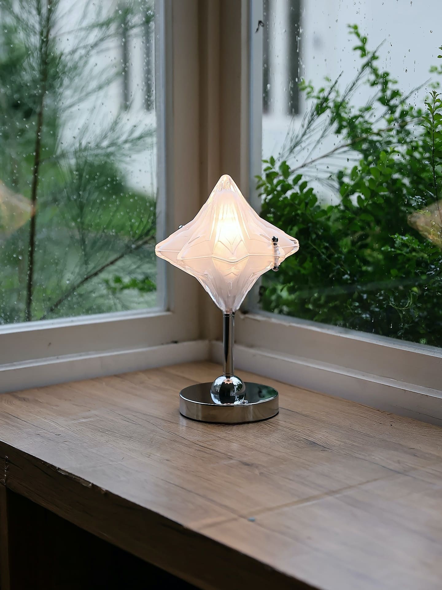 Art Deco Star Table Lamp - Frosted Glass Light for Modern Bedrooms - Astris Lyra T436