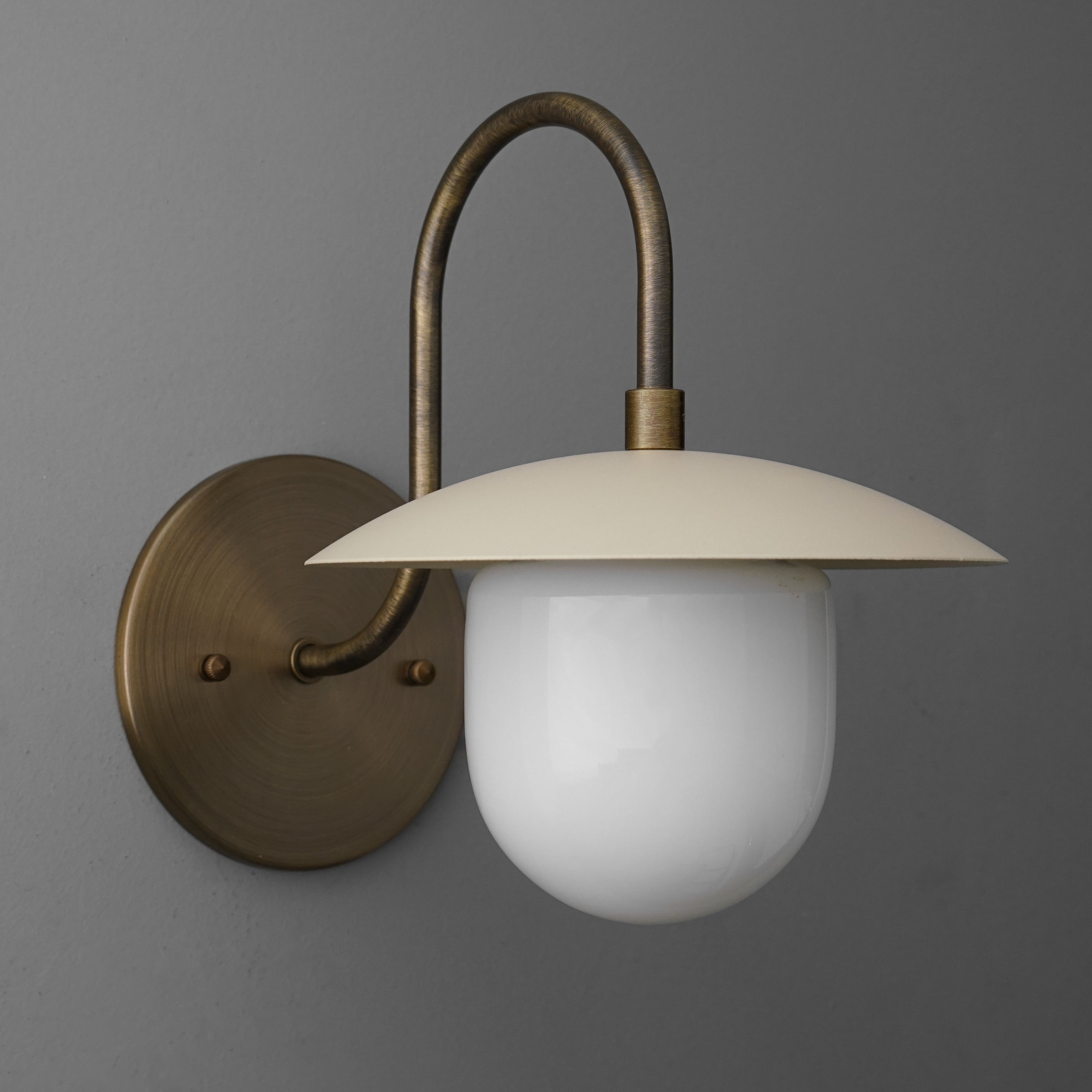 Curva Metal Arched Brass Wall Sconce - Elegant Metal Light for Modern Interiors T411