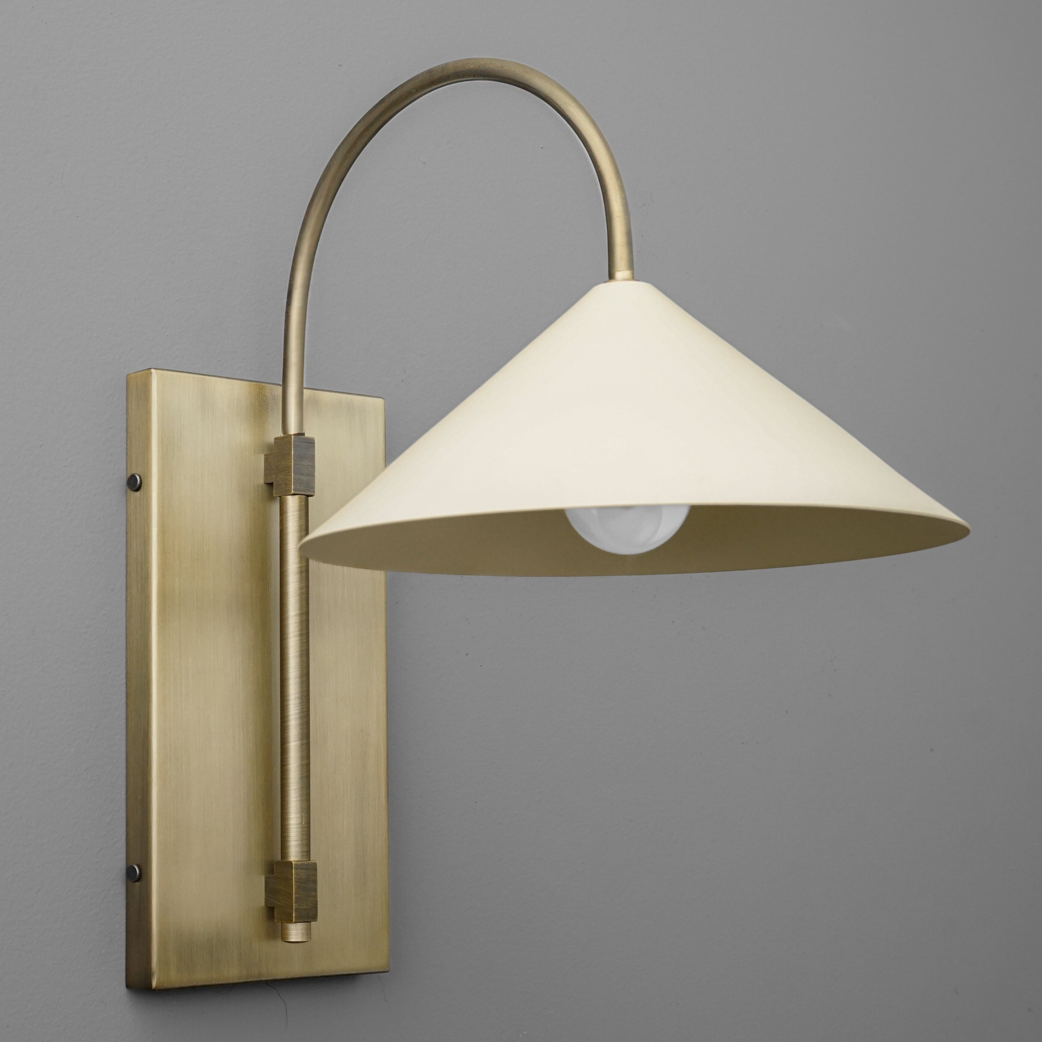 Conique Metal Minimalist Wall Sconce - Sculptural Brass Arch Light for Modern Interiors T400