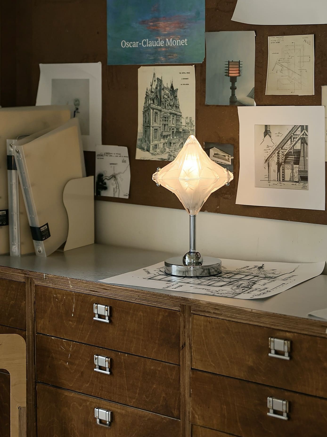Art Deco Star Table Lamp - Frosted Glass Light for Modern Bedrooms - Astris Lyra T436