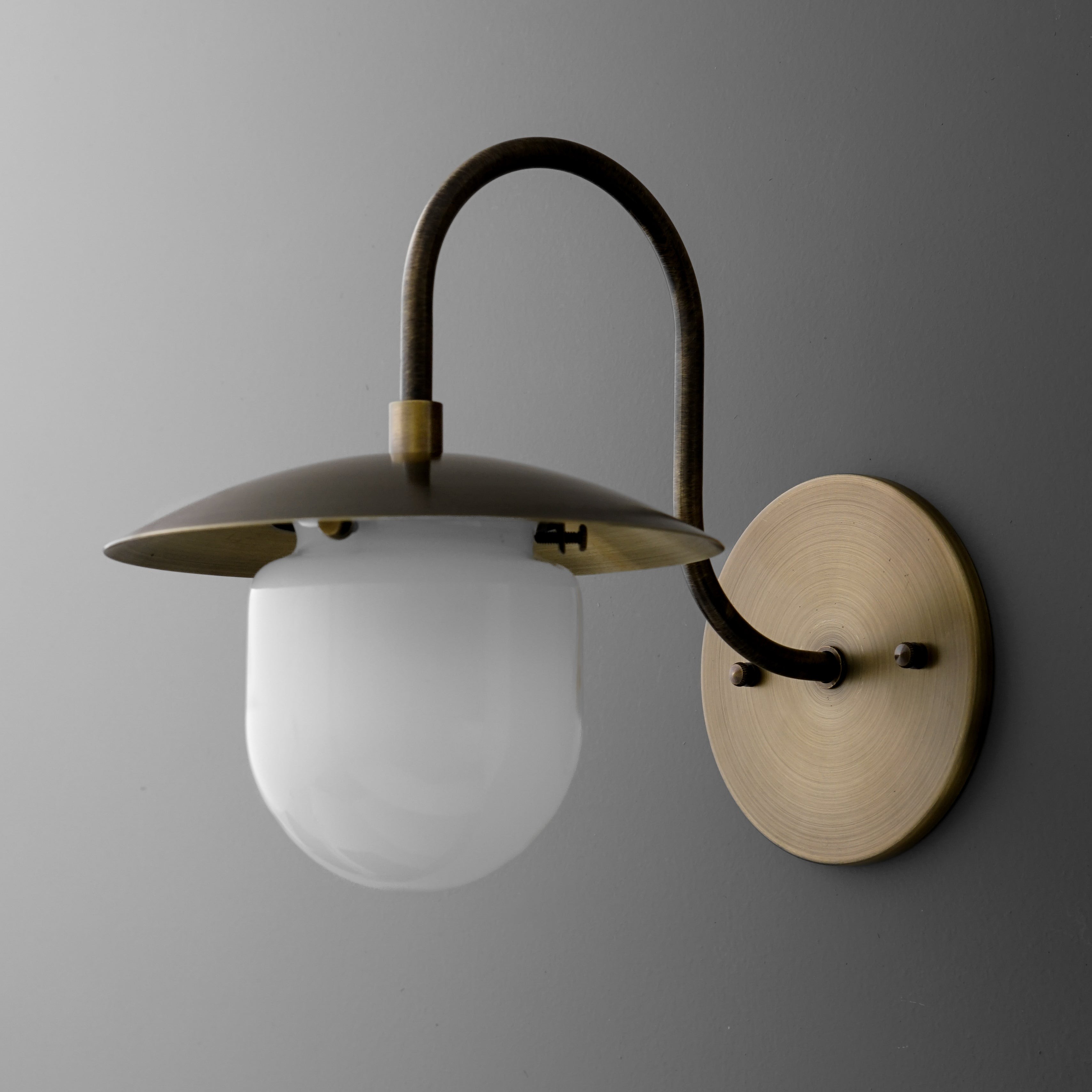 Curva Metal Arched Brass Wall Sconce - Elegant Metal Light for Modern Interiors T411
