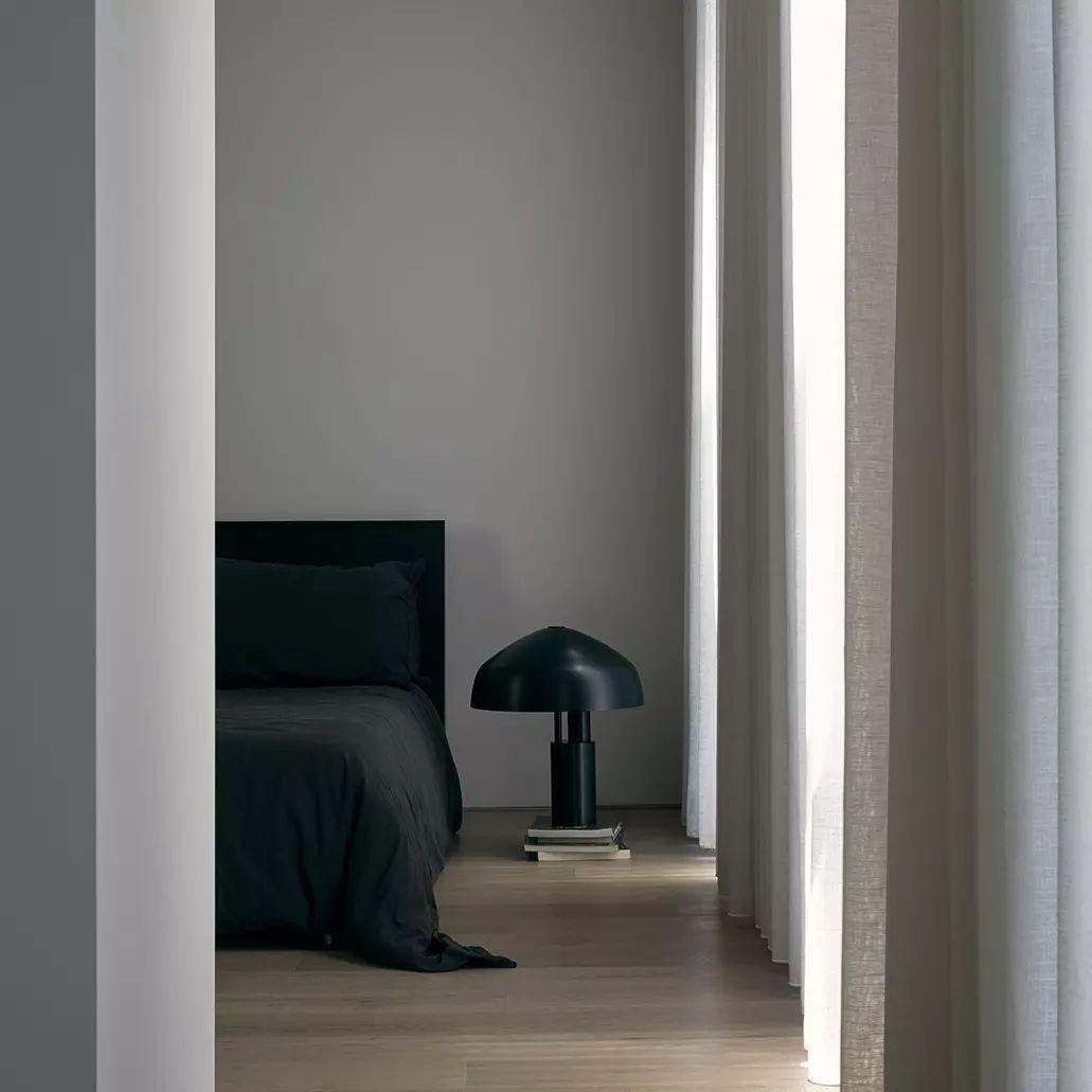 Modern Minimalist Design Crooked Head Table Lamp M340