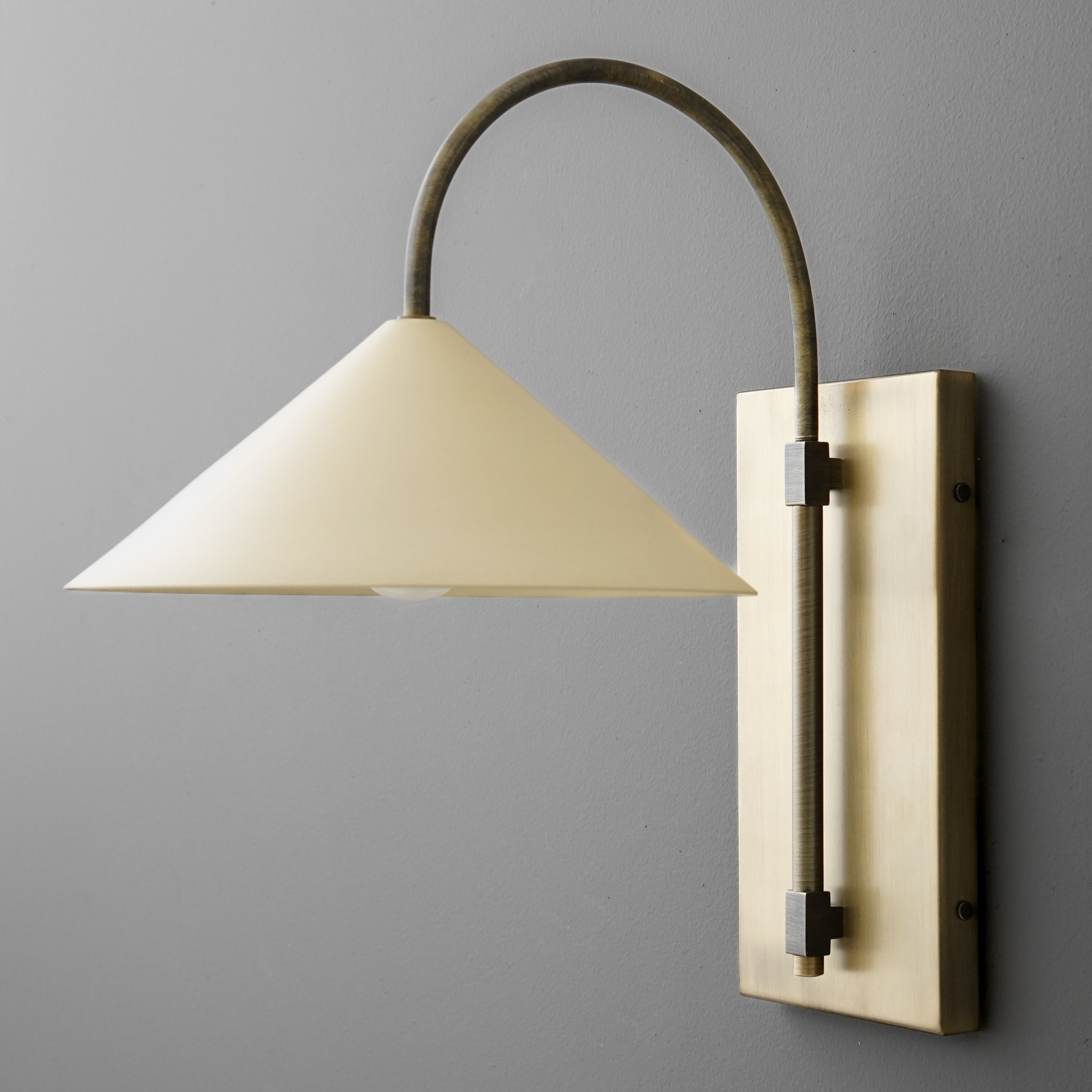 Conique Metal Minimalist Wall Sconce - Sculptural Brass Arch Light for Modern Interiors T400