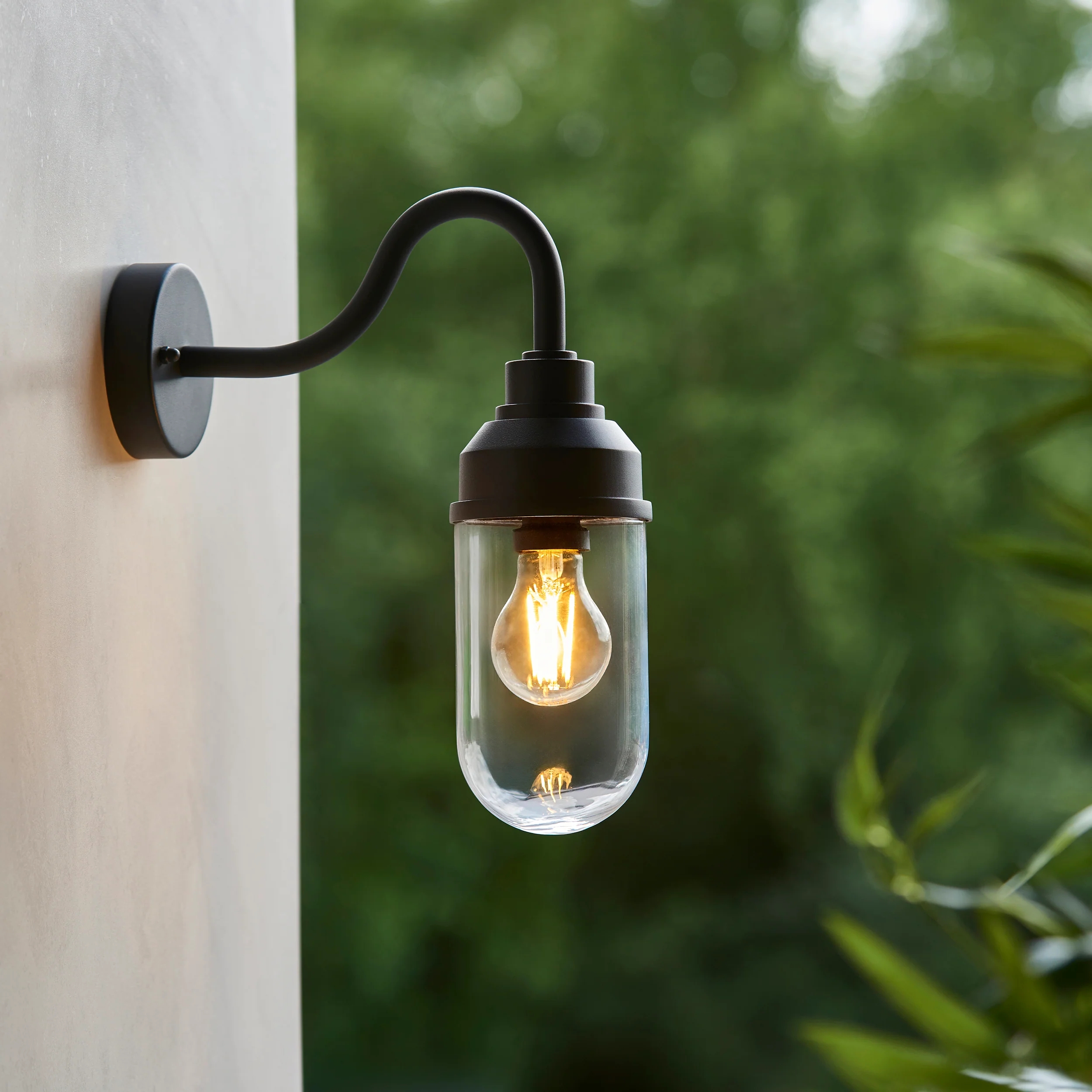 Trevanta Contemporary Outdoor Wall Light - Minimalist Lantern for Entryways & Facades T912