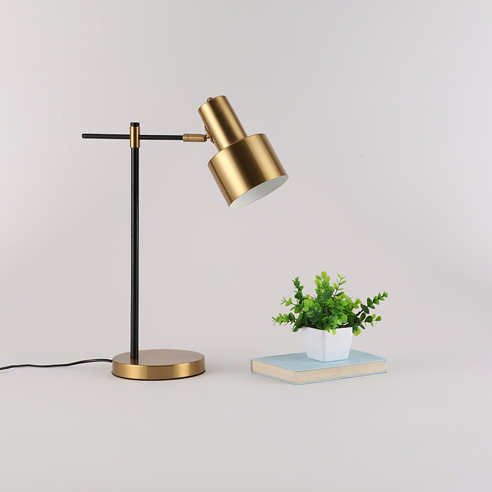 Metal Minimalist Art Deco Table Lamp M441
