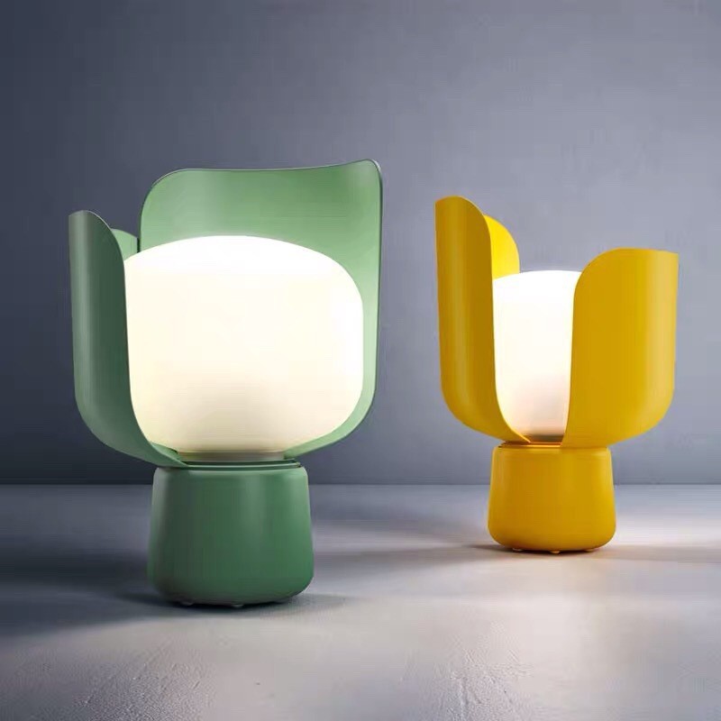 Blom Petal Glass Table Lamp