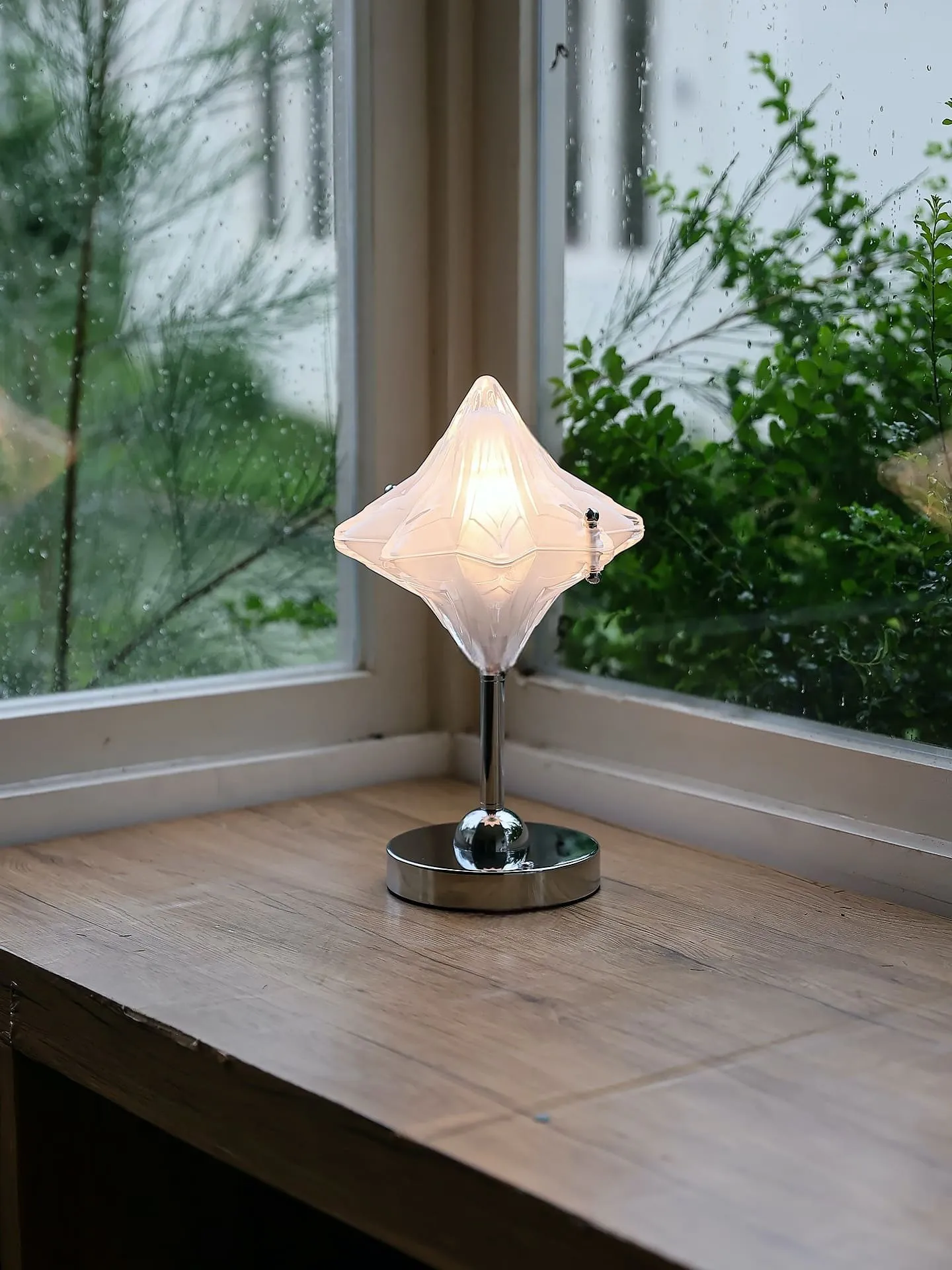 Art Deco Star Table Lamp - Frosted Glass Light for Modern Bedrooms - Astris Lyra T436
