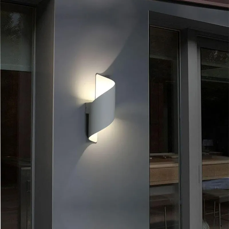 Modern Curl Twisted LED Wall Light M38