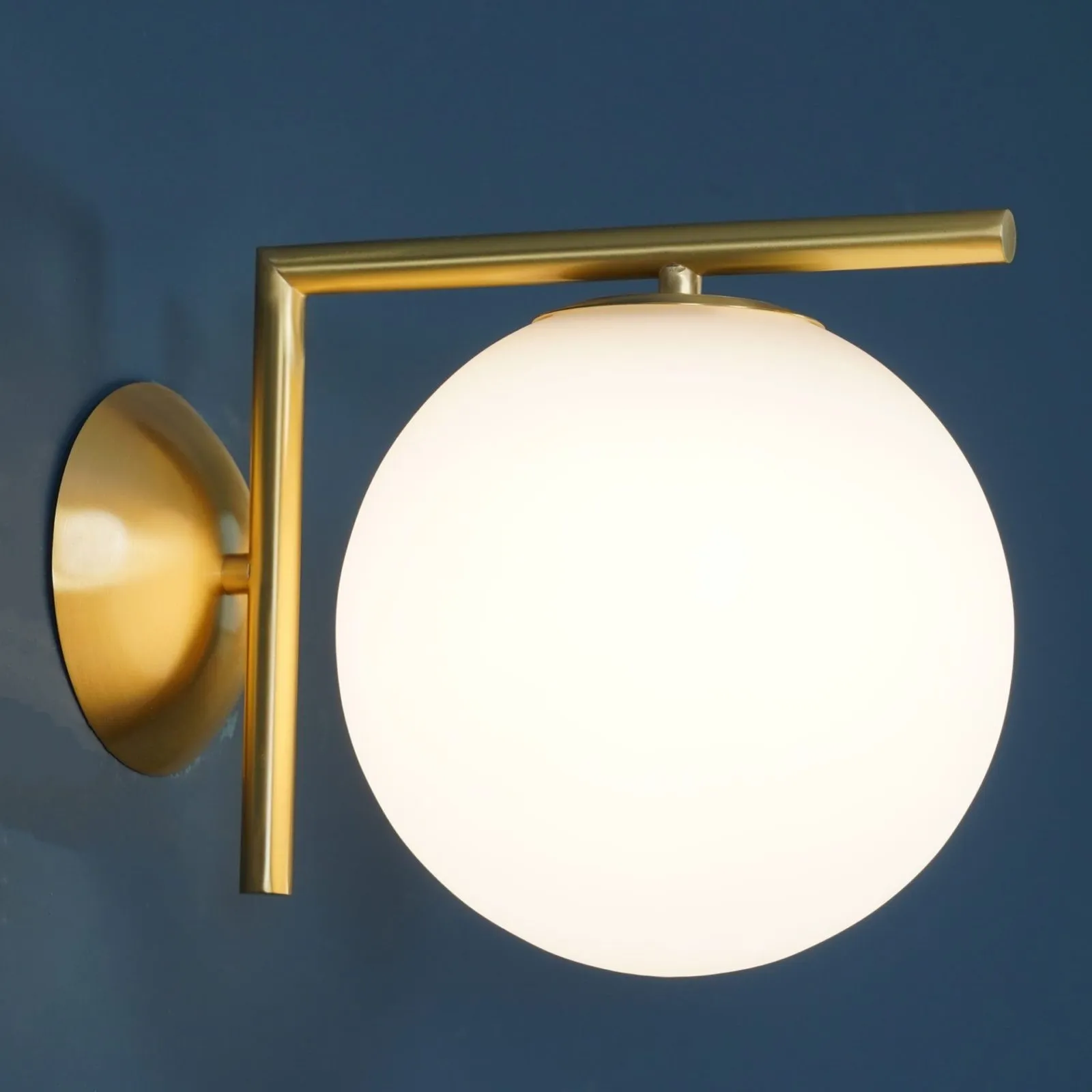 Iscalia Wall/Ceiling Light – Globe Design for Living Room