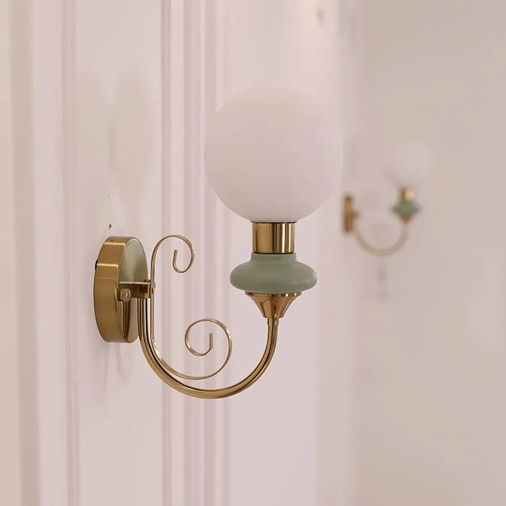 Elegant Wall Lamp with Sculptural Glow and Architectural Form S220
